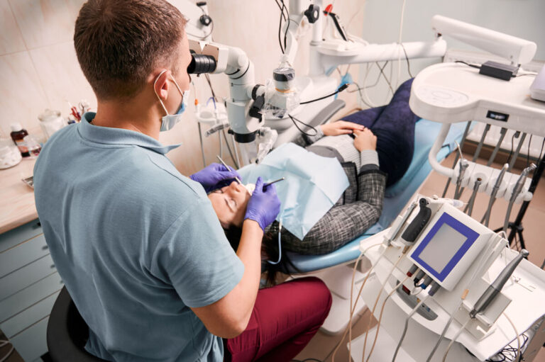 Na czym polega leczenie kanałowe pod mikroskopem?