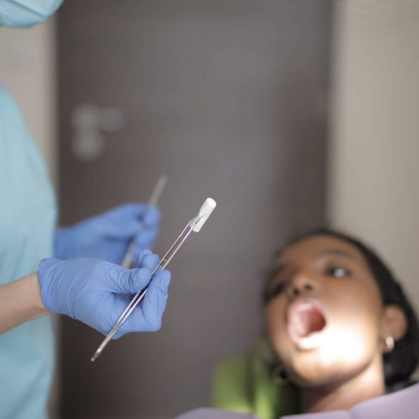 Pękanie zębów – co robić, jak się leczy?